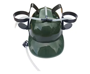 Neuartiger Trinkhelm mit zwei Becherhaltern und Strohhalm fuer Outdoor Party und Bierliebhaber.