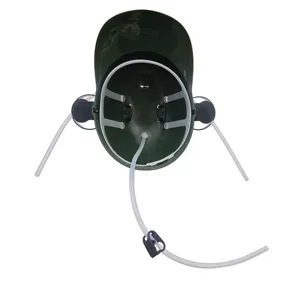 Grüner Bierhelm Innendetailansicht mit weißem Halter und transparenten Trinkhalmen.