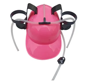 Rosa fauler Trinkhelm mit zwei Becherhaltern und Strohhalmen fuer Partys und Festivals.