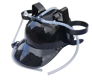 Kreativer schwarzer Bierhelm mit zwei Becherhaltern und flexiblen Trinkhalmen für Partys