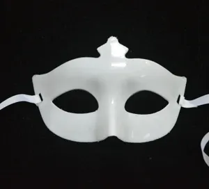 Detail van wit masquerademasker, wit plastic feestmasker met linten voor evenementen.