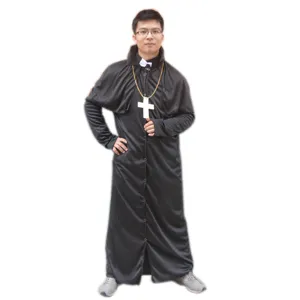 Détails du costume de prêtre noir avec cape et croix pour les fêtes de cosplay d'Halloween.