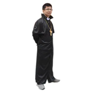 Longue robe de costume de prêtre noir avec col blanc et collier croix, idéal pour cosplay.