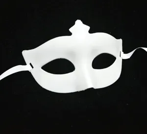 Gedetailleerd close-up overzicht van het witte feestmasker, kunststof masker met linten.