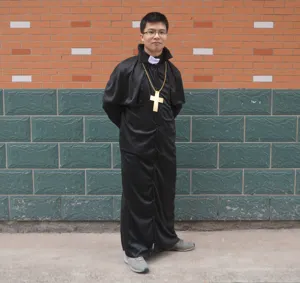 Costume de prêtre noir pour fête cosplay d'Halloween longue robe avec collier de croix