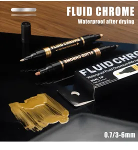 Detailansicht des doppelseitigen Chrom-Markers mit 0.7mm und 3-6mm Spitzen und glänzender Tinte.