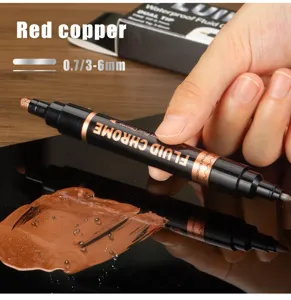 Nahaufnahme des doppelspitzigen Chrom-Markierungsstifts mit roter Kupfer-Tinte und feiner Spitze.