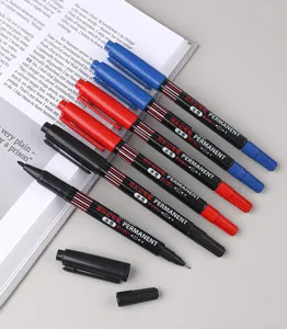 Dettaglio pennarello a doppia punta, punta fine e larga per scrittura e disegno precisi.