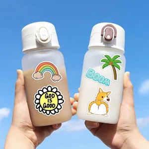 Bottiglia d'acqua in plastica smerigliata con simpatici adesivi tazza portatile quotidiana