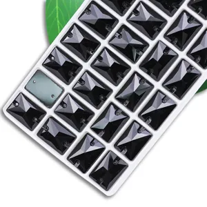 Strass rectangulaires noirs en verre à coudre avec deux trous pour accessoires de vêtements DIY.