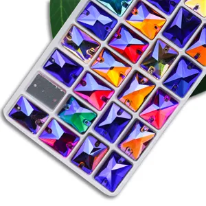 Gros plan de strass en verre rectangulaires multicolores AB dans un plateau de tri blanc.