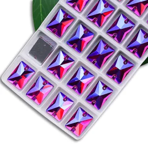 Vue détaillée de strass en verre rectangulaires avec revêtement AB dans un plateau.