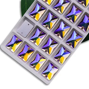 Vue détaillée de strass à coudre en verre AB rectangulaires avec deux trous pour vêtements et loisirs.