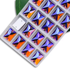 Gros plan détaillé des boutons en cristal de verre rectangulaires à deux trous effet AB.