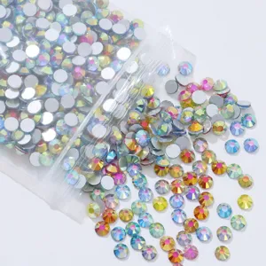 Detalle de primeros planos de pedrería plana de color AB para nail art y manualidades de joyería DIY.