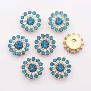 Primer plano de diamantes de imitación para coser de girasol de 14mm con base dorada y cristales.