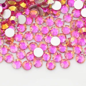 Vista detallada de diamantes de imitación de vidrio plano rosa AB, ideales para uñas y manualidades.