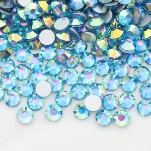 Primer plano de brillantes planos AB azules brillantes, perfectos para nail art y manualidades.