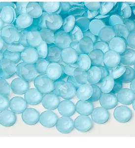 Gros plan de strass bleus clairs à dos plat, idéaux pour la décoration de vêtements et de robes DIY.