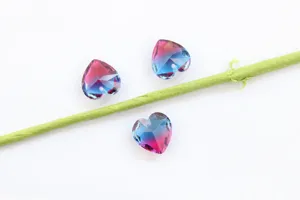 Detailweergave van verloop kristallen hartkralen, perfect voor DIY sieraden en oorbellen
