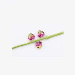Close-up detail roze groen hart kristal strass hanger voor DIY sieraden ontwerpen accessoires.