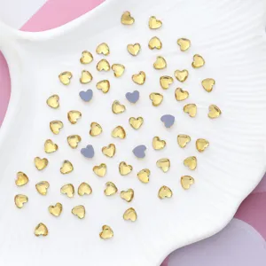 Sparkling heart-shaped crystal rhinestones for nail art and garment decoration crafts.