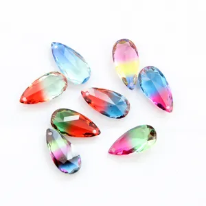 Detail gros plan de perles en cristal de forme de goutte pour la creation de bijoux faits.
