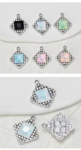Close-up weergave van strass legering diy sieraden bedels, dubbele vierkante diamanten hangers.