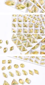 Close-up detailopname van gouden fancy strass steentjes, kristalglas platte rug om te naaien.
