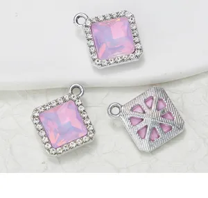 Vierkante roze strass bedel hangend detailzicht, mooie DIY sieraden accessoire, kristal.