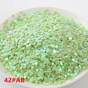 Lentejuelas láser en forma de corazón verde para accesorios de ropa DIY y decoraciones.