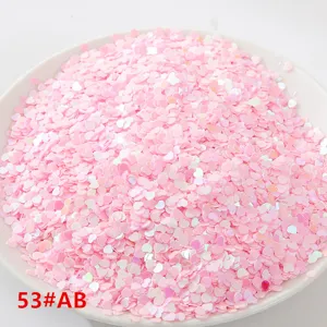 Primer plano de lentejuelas laser rosa en forma de corazon para accesorios y manualidades.