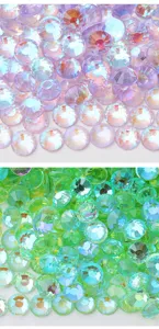Primo piano dettagliato di strass in vetro rotondi piatti iridescenti per decorazioni unghie.