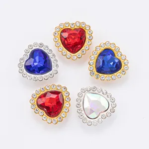 Boutons de strass en cristal en forme de cœur pour accessoires de couture DIY et artisanat.