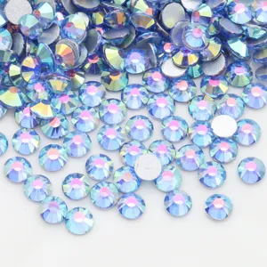 Detalle de primeros planos de cristales planos AB azules, estrás de vidrio para nail art DIY.