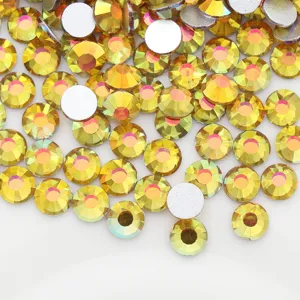Primer plano de brillantes diamantes de imitación planos AB para decoración de uñas y manualidades.