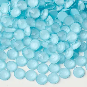 Strass ronds à dos plat bleu clair pour loisirs créatifs, vêtements et accessoires de mode brillants.