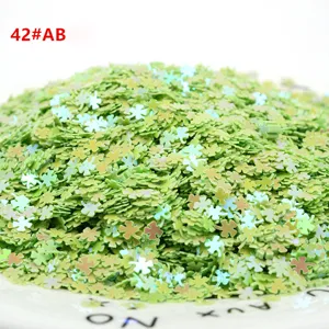Paillettes a trifoglio laser verde per artigianato fai-da-te e accessori di abbigliamento.