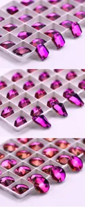 Detailweergave van paarse gradiënt strass-steentjes met dubbele gaten in tray.