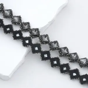 Gros plan détaillé de la bordure en strass noirs en treillis, cristaux gris brillants pour loisirs.