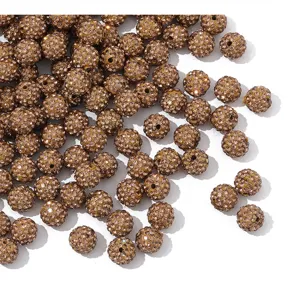Nahaufnahme Detail brauner Ton Strass Shamballa Perlen fur DIY Schmuck Zubehoer Gestaltung.