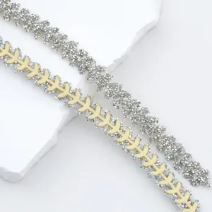 Gros plan détaillé de ruban de strass thermocollant scintillant pour loisirs créatifs.