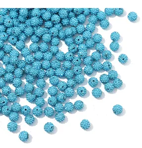 Nahaufnahmedetail glitzernder blauer Kristall-Ton-Pave-Perlen fur DIY-Schmuckdesign.