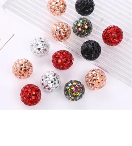 Primer plano detallado de cuentas de bola de discoteca con espejo, perfectas para joyería DIY.