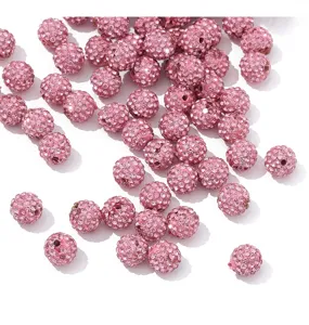 Nahaufnahme Detail von pinken Strass Pave Shamballa Perlen, glitzerndes DIY Schmuck Zubehör.