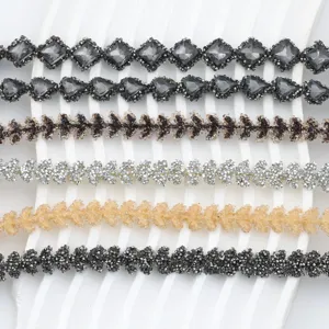 Galon de strass en cristal avec colle thermofusible pour loisirs creatifs et sacs accessoires.