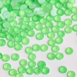 Piedras planas de estrás verde a granel para manualidades DIY y decoración de ropa elegante.