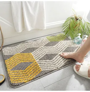 Nahaufnahme der flauschigen Tufting-Badematte mit buntem geometrischem Regenbogenmuster.