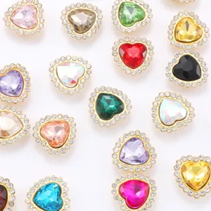 Gros plan détaillé de boutons en cristal strass en forme de cœur, accessoires de bricolage DIY.