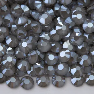 Dettaglio ravvicinato di strass in vetro moka, perfetti per nail art e decorazioni per custodie.
